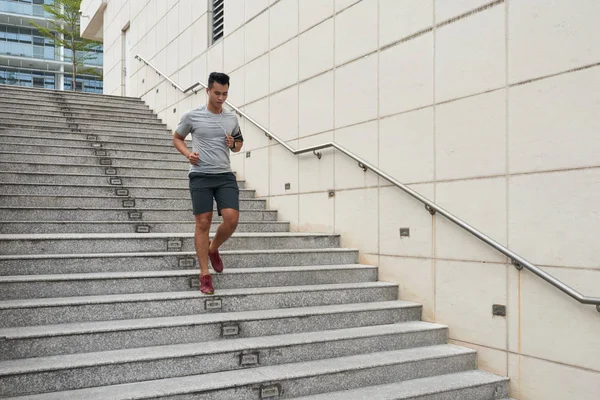 Jovem Desportivo Ásia Homem Correndo Para Baixo Escadas — Fotografia de Stock