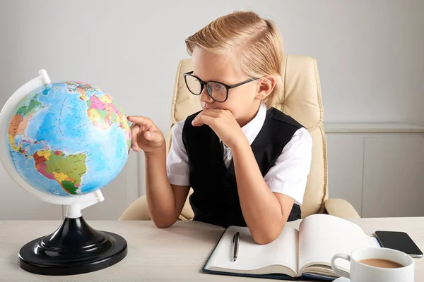 Jongen Behandeling Van Hele Wereld Wereld Verkennen — Stockfoto