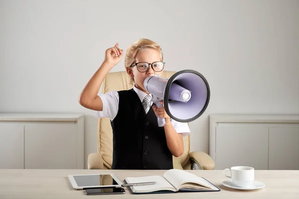 Porträt Eines Kleinen Unternehmers Der Lautsprecher Ruft — Stockfoto