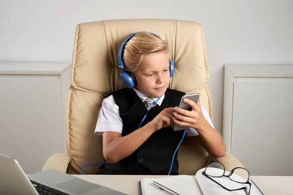 Niño Escuchando Música Aplicación Teléfono Inteligente Mesa Oficina — Foto de Stock