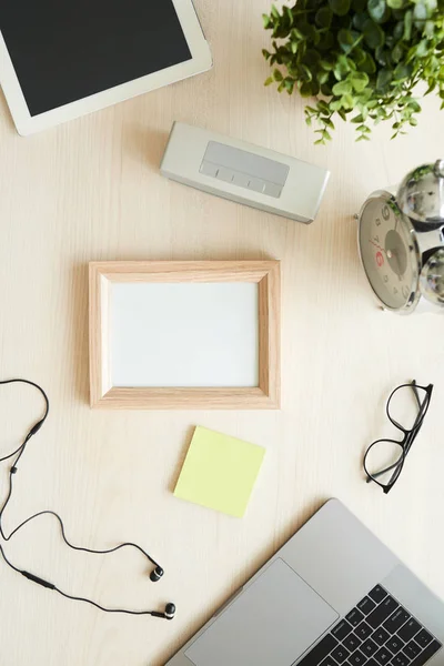 Leeres Laken Rahmen Kopfhörer Tablet Und Laptop Auf Arbeitstisch — Stockfoto