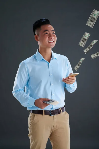 Sonriente Hombre Vietnamita Utilizando Aplicación Bancaria Teléfono Inteligente — Foto de Stock