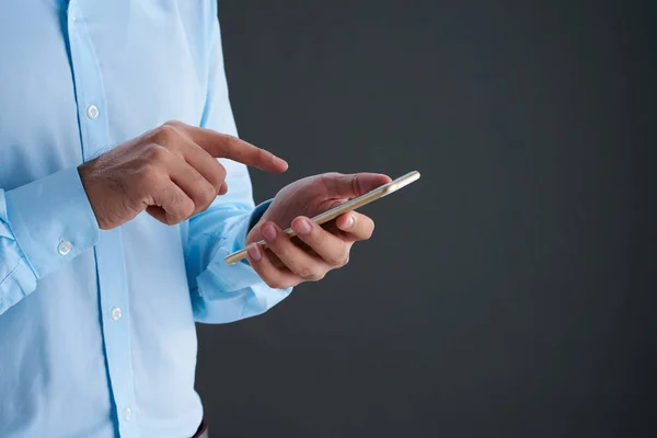 Hände Des Geschäftsmannes App Auf Seinem Handy Isoliert Auf Grau — Stockfoto