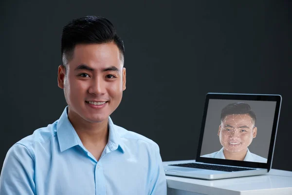 Lächelnder Asiatischer Mann Schaut Die Kamera Laptop Mit Foto Eines — Stockfoto