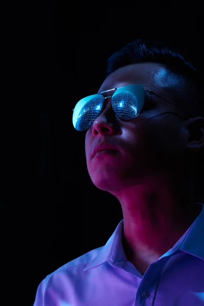 Gece Kulübünde Vakit Güneş Gözlüğü Vietnamca Genç Adamın Yüzünü — Stok fotoğraf