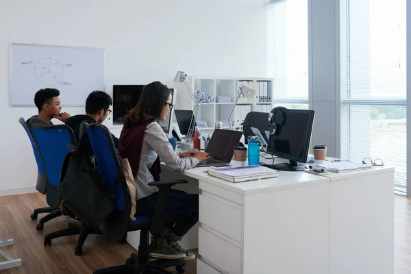 Grupo Asiáticos Trabalhando Escritório Com Computadores — Fotografia de Stock