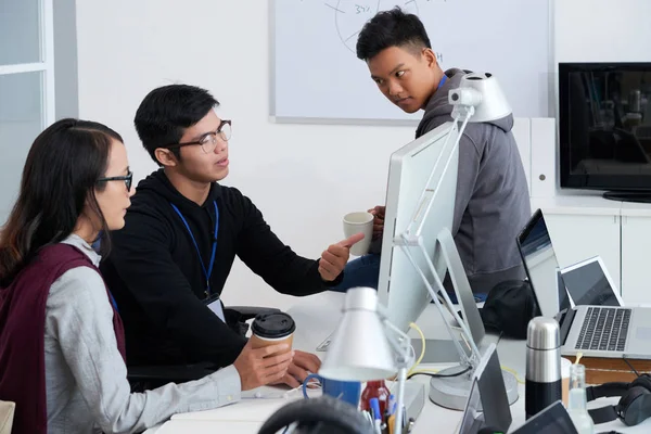 Gruppe Asiatischer Entwickler Büro Die Mit Computern Arbeiten — Stockfoto