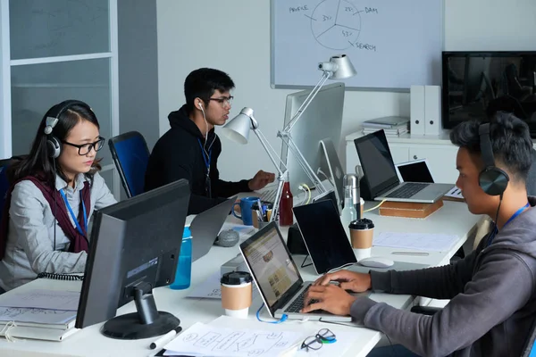 Grupo Desenvolvedores Asiáticos Projeto Programação Escritório Computadores — Fotografia de Stock