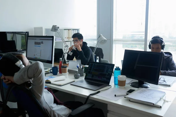 Ofiste Bilgisayarlarla Çalışan Arkadaş Grubu — Stok fotoğraf