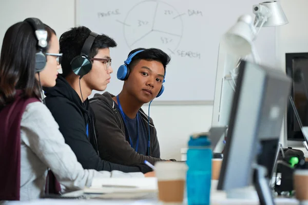 Grupo Estudantes Asiáticos Trabalhando Escritório Com Computadores Fones Ouvido — Fotografia de Stock