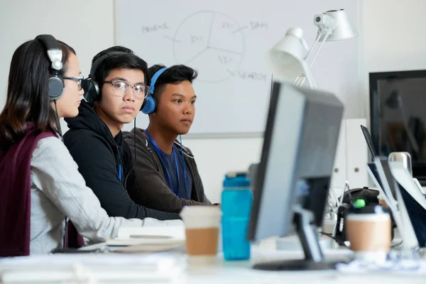 Asiatische Studenten Arbeiten Büro Mit Computern Und Kopfhörern — Stockfoto