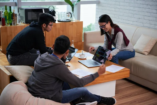 Grupo Amigos Que Trabajan Con Ordenadores Portátiles Oficina —  Fotos de Stock