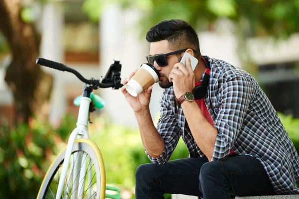Молодой Человек Солнцезащитных Очках Пьет Кофе Разговаривает Телефону — стоковое фото