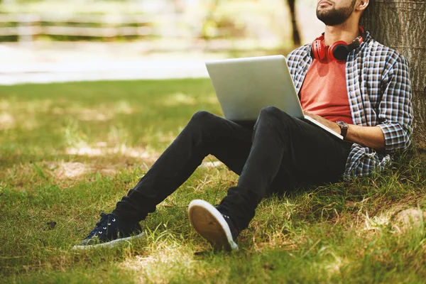 Beskuren Bild Unga Kreativa Man Som Arbetar Datorn När Sitter — Stockfoto