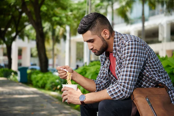 Jovem Indiano Sentado Livre Comendo Sopa Macarrão Instantâneo Para Almoço — Fotografia de Stock