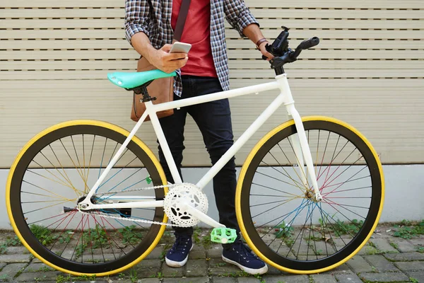 Imagen Recortada Del Hombre Pie Junto Bicicleta — Foto de Stock