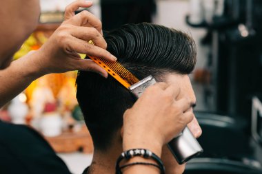 Genç adam onun Kuaför profesyonel saç kesimi elde