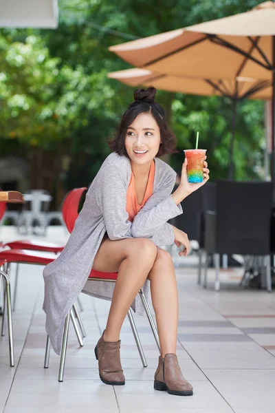 Gyönyörű Ázsiai Lány Fényes Szivárvány Koktél — Stock Fotó