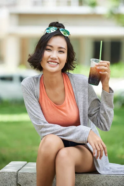 Joyeux Vietnamien Jeune Femme Montrant Verre Café Glacé — Photo