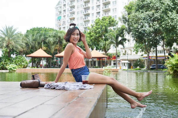 Schöne Junge Frau Verbringt Zeit Teich Park — Stockfoto