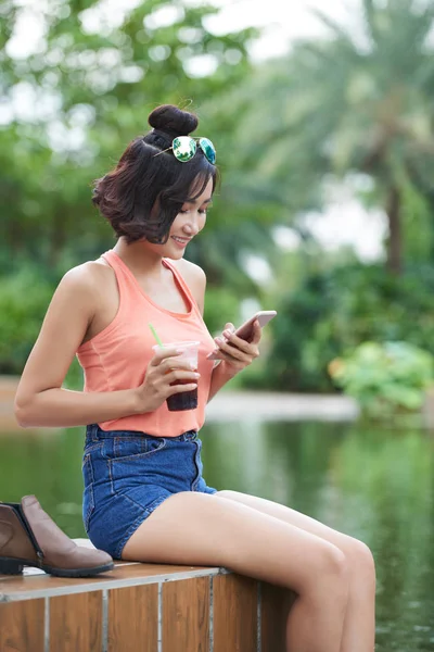 Junge Frau Sitzt Park Trinkt Cocktails Und Schreibt Sms Freunde — Stockfoto