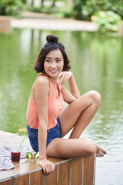 Vrij Vietnamese Jonge Vrouw Rust Buitenshuis Zomerdag — Stockfoto