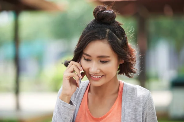 Affascinante Giovane Donna Vietnamita Che Chiama Telefono — Foto Stock