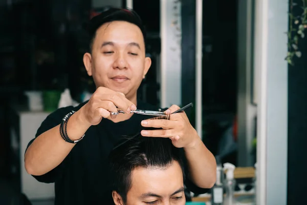 Peluquero Haciendo Corte Pelo Moda Para Hombre Joven — Foto de Stock