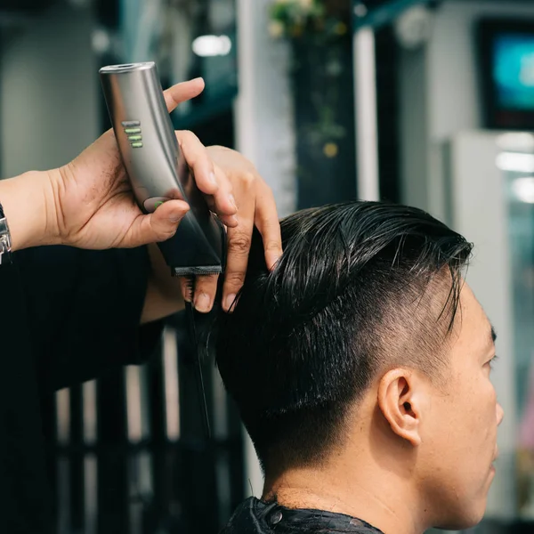 Barbeiro Usando Barbeador Elétrico Fazer Corte Cabelo Elegante Para Cliente — Fotografia de Stock