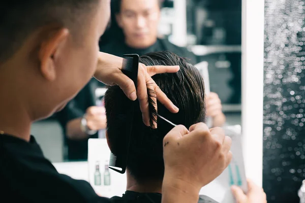 Крупним Планом Образ Перукаря Ріже Волосся Чоловічої Клієнтки — стокове фото