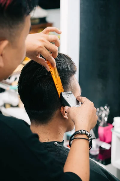 Barber Shaving Temples His Male Client — Stock Photo, Image