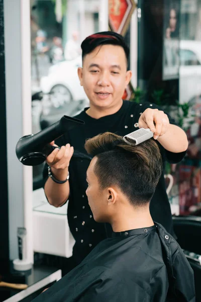 Estilista Cabelo Profissional Usando Escova Especial Ventilador Para Secar Cabelo — Fotografia de Stock