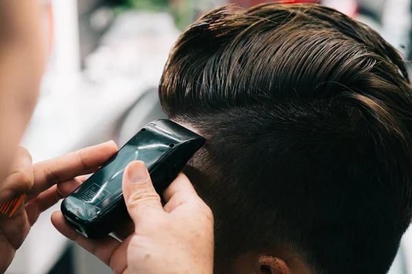 客户的亲密形象在理发店做他的头发 — 图库照片