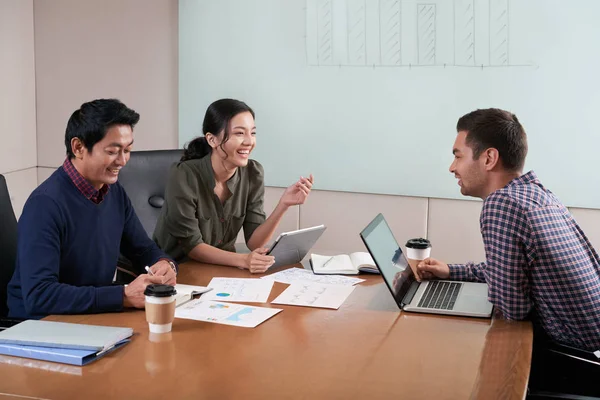 Glada Affärsmän Möte Office — Stockfoto