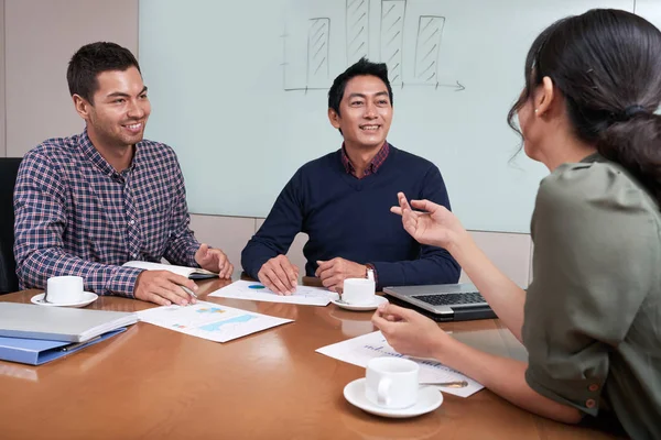 Jóvenes Empresarios Alegres Teniendo Una Sesión Lluvia Ideas — Foto de Stock