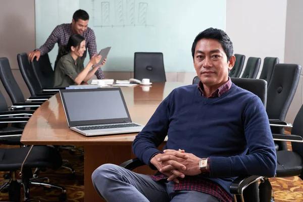 Pewni Wietnamski Biznesmen Siedząc Przy Stole Spotkania Jego Koledzy Tle — Zdjęcie stockowe