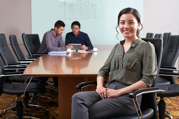 Hübsche Junge Vietnamesische Geschäftsfrau Nimmt Treffen Büro Teil — Stockfoto