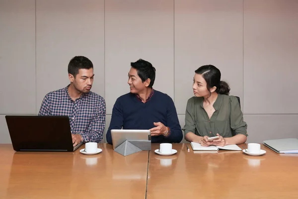 Vietnamesischer Geschäftsmann Zeigt Mitarbeitern Etwas Auf Digitalem Tablet — Stockfoto