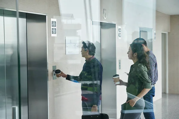 Офисные Работники Спешат Лифту Утром — стоковое фото