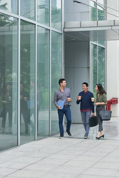 Asiático Alegre Negocios Ejecutivos Caminando Aire Libre Con Tazas Café —  Fotos de Stock