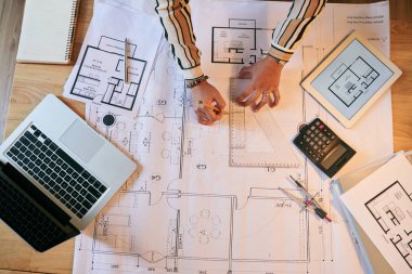 Erkek eller çizim blueprint mühendis, yukarıdan görüntülemek