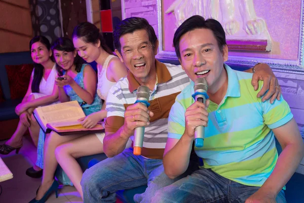 Alegre Abraçando Amigos Cantando Música Karaoke — Fotografia de Stock