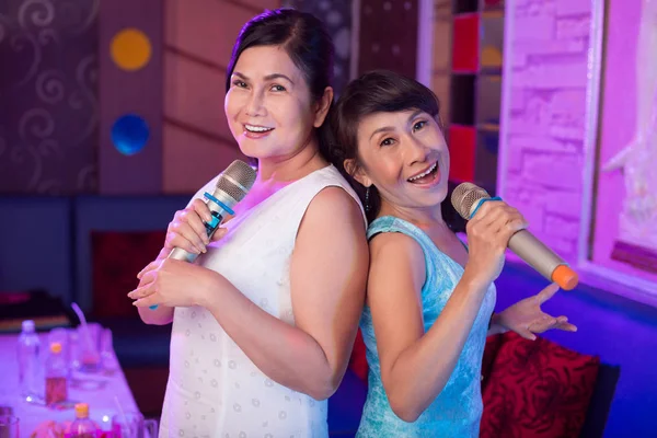 Bastante Vietnamita Mujeres Maduras Disfrutando Cantando Juntos —  Fotos de Stock