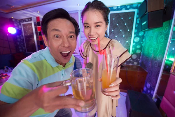 Menina Vietnamita Seu Pai Tomando Bebidas Cantando Karaoke — Fotografia de Stock