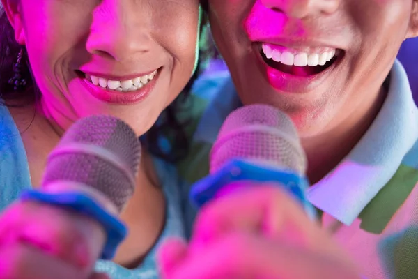 Imagem Close Casal Feliz Cantando Juntos — Fotografia de Stock