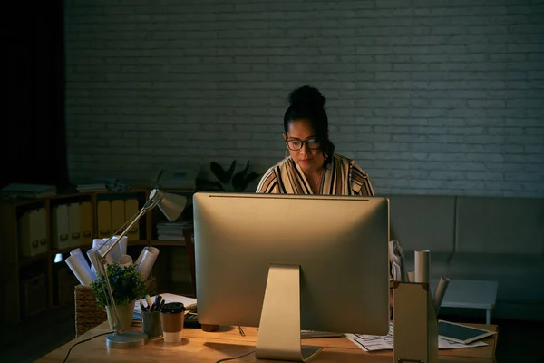 Femeie Afaceri Asiatică Care Lucrează Calculator Birou Noaptea — Fotografie, imagine de stoc