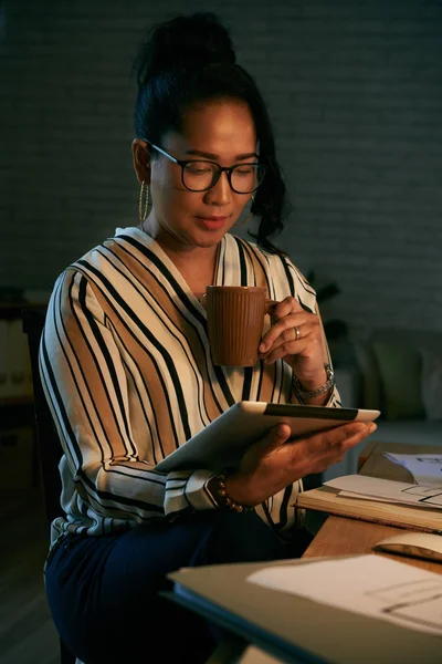 Mulher Negócios Bonita Beber Café Ler Notícias Tablet Digital — Fotografia de Stock