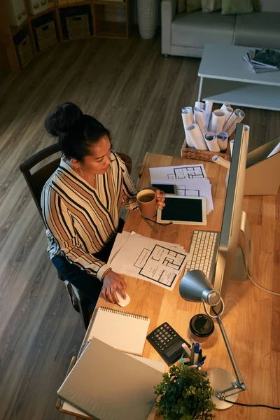 Indonesische Onroerende Goederenagent Werkt Computer Haar Donkere Kantoor — Stockfoto