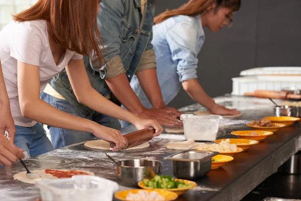 Bijgesneden Afbeelding Van Mensen Uitrollen Van Deeg Voor Pizza — Stockfoto