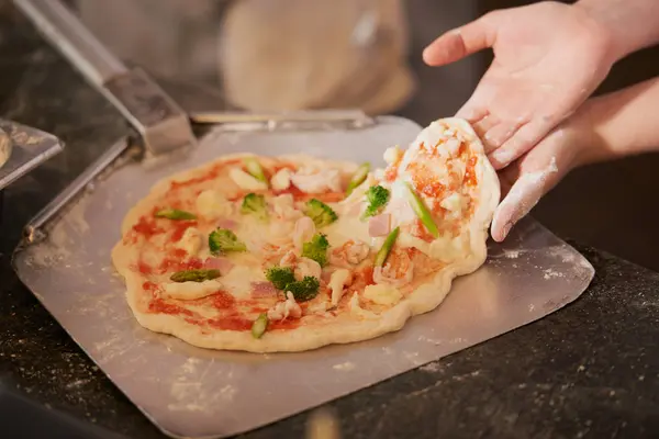 Koch Legt Pizza Zum Backen Auf Schale — Stockfoto